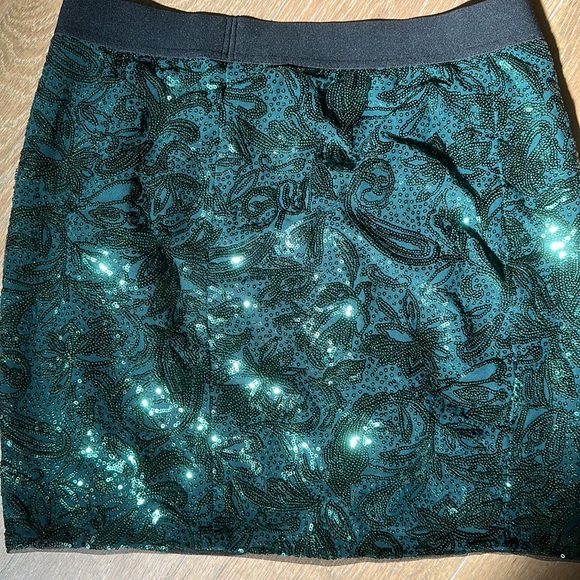 NWT Bcbgmaxazria sequin draped green skirt. Size S - Picture 5 of 6